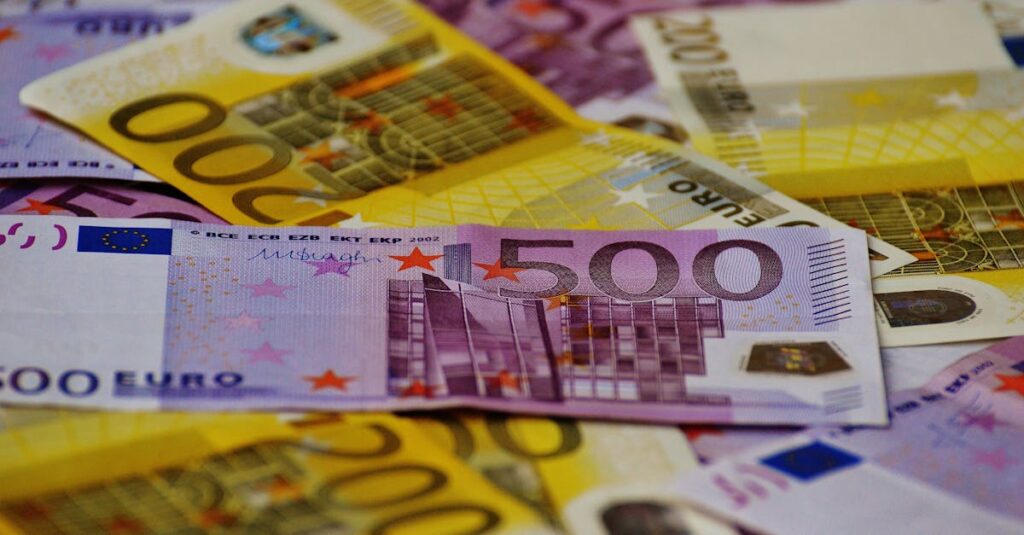 24 Εκατομμύρια για την Εκπαίδευση Κρατουμένων: Πού Πήγαν τα Χρήματα; Και Πού θα Πάνε Τώρα; 8 A close-up image of several Euro banknotes arranged in a scattered manner.