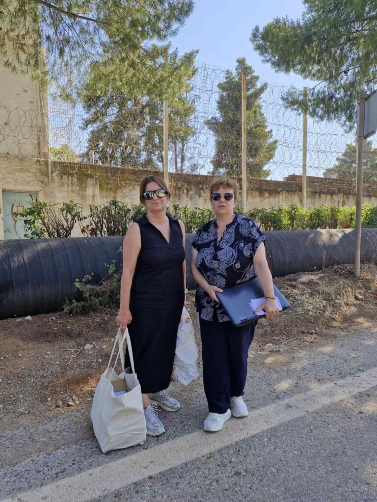 Εθελοντές του Συλλόγου παραδίδουν είδη πρώτης ανάγκης στο Σωφρονιστικό Κατάστημα Διαβατών