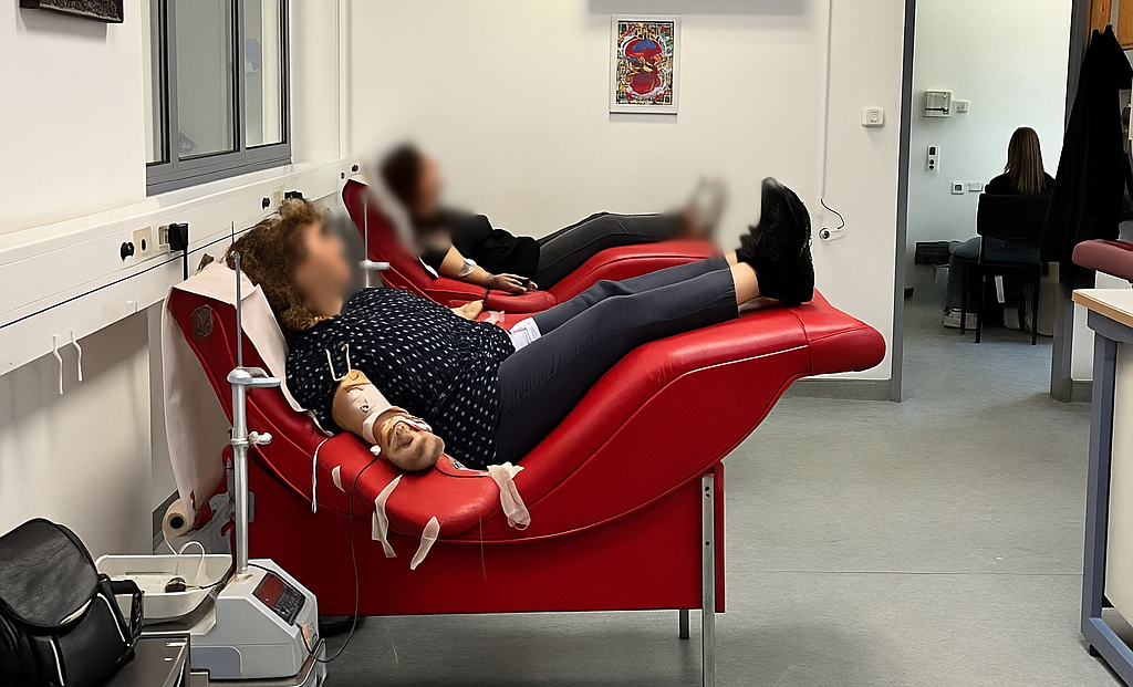 δύο γυναίκες εθελόντριες που δίνουν αίμα