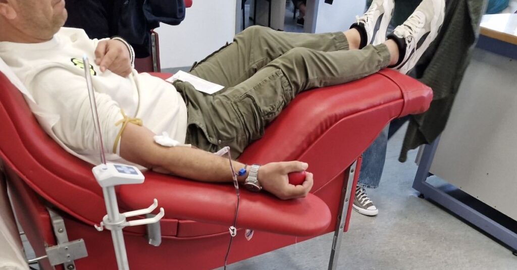 αιμοδότης που δίνει αίμα στο Ιπποκράτιο Νοσοκομείο 
